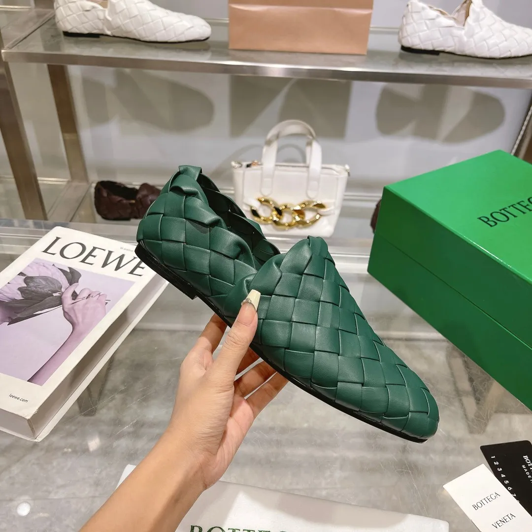 [BV] Top P: 760💰Size for couples: 35-44 (Female 34.40.41. Male 38 45. Custom-made and non-returnable) (Bottega Veneta) Genuine leather outsole classic woven beanie shoes, set of feet and heels for two wears Blessed are the little feet👣👣Comfortable casual shoes that can be worn all year round, made of imported first-layer sheepskin➕fine-quality sheepskin leather, imported sheepskin lining, luxury genuine leather outsole [rose][rose], Bottega Veneta is an Italian luxury brand. Made using traditional Italian leather craftsmanship. .